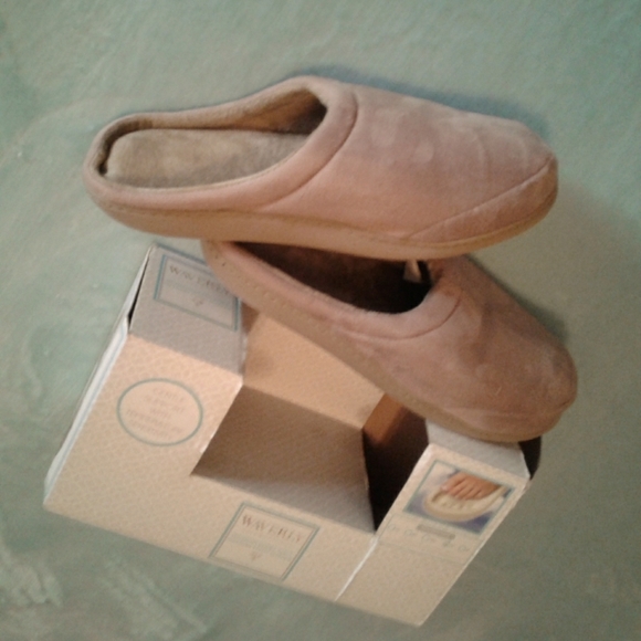 🌺 NWT Waverly Tan Memory Foam Slippers - Picture 3 of 10